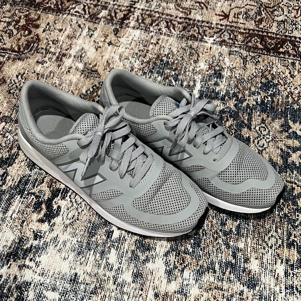 Like New New Balance 420s